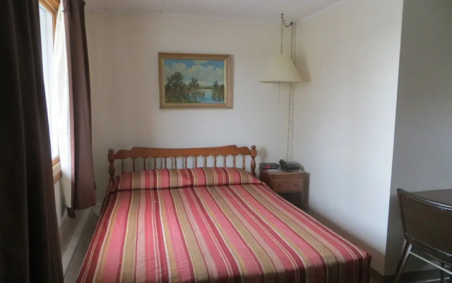 Adams Golden Acres Motel