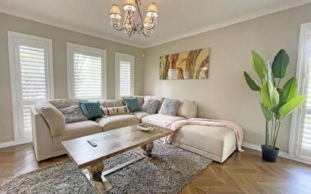 Charming 6 BRM Villa in Melbourne East