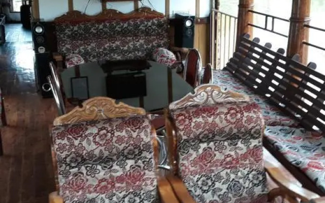 Royal Life Houseboat