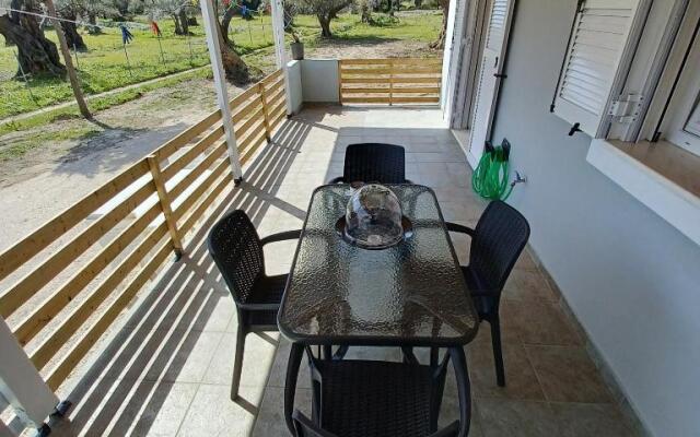 Eleonas Apartment 2, Lygia