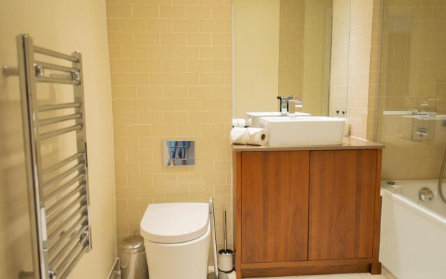 One Bed Apt in Lincoln Plaza, Canary Wharf