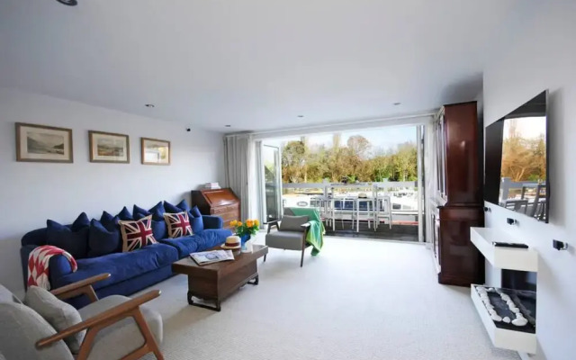 The Oars - Riverfront Property - From 300 Per Night