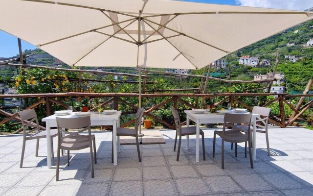 Villa in Lemon Grove With Sea Views & Sea Breeze