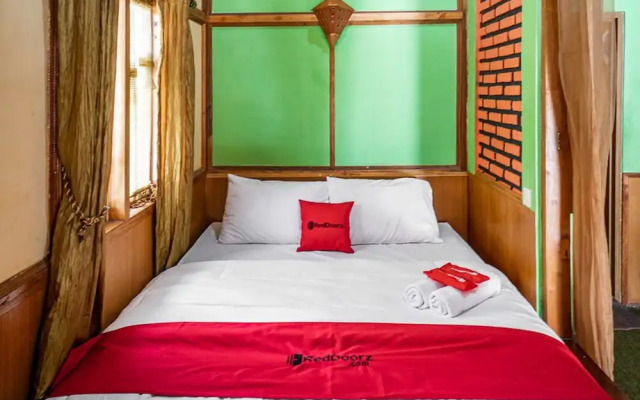 RedDoorz near Kawah Putih Ciwidey