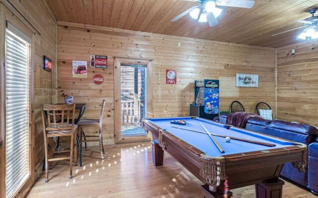 Bear Vista Retreat w HotTub Pool View