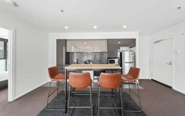Bright 2-bed Apartment With Scenic Balcony