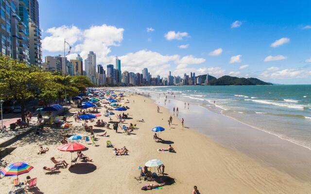 Apto familiar a 60 metros da praia em Camboriú
