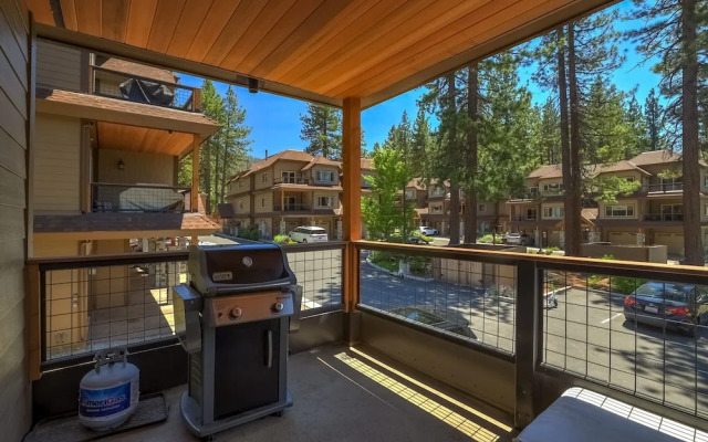 Tahoe Woods Villa - Walk to Beach and Gondola/ Heavenly Ski