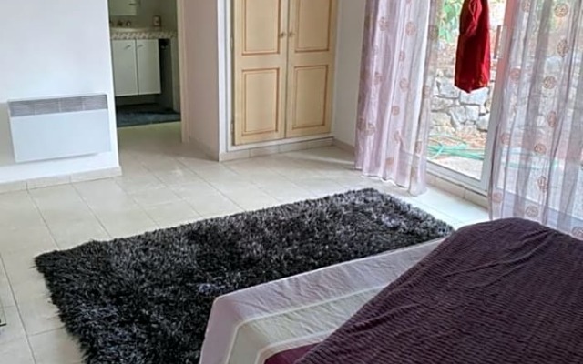 Chambre spacieuse independante dans villa plus parking privee