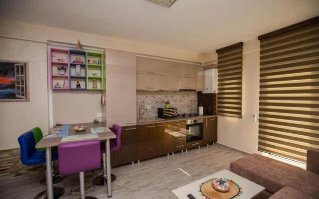 Golden Apartment 2