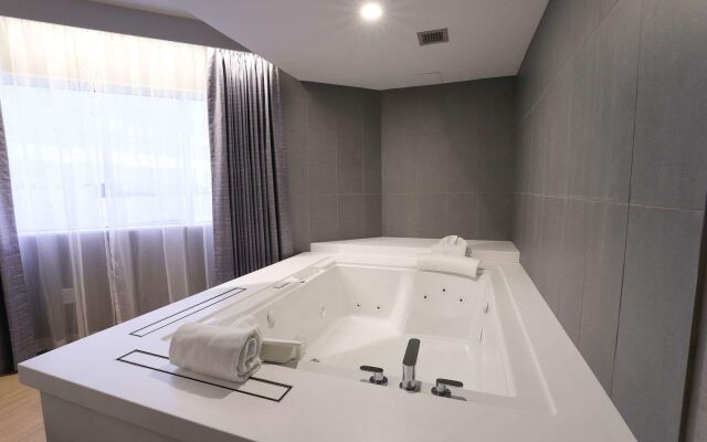 Radisson Plaza Hotel & Suites Kalamazoo