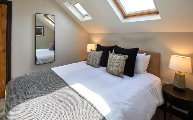 Host Stay Raven House