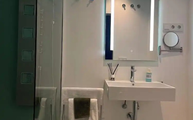 LaHola Glam Suites