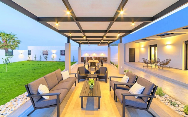 Villa Solaris Heated Pool & Hot Tub