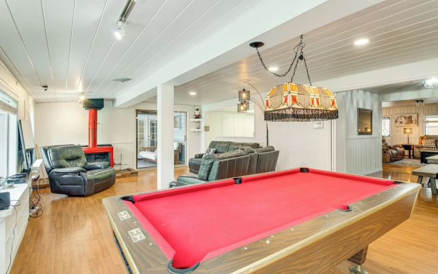 Deck + Pool Table: Pinetop-lakeside Nature Escape