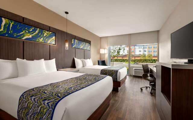 La Quinta Inn & Suites by Wyndham Orlando - IDrive Theme Parks