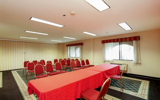 Candlewood Suites Ontario - Convention Center