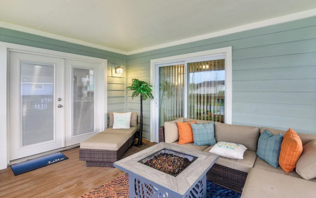 Galveston Getaway w/ Hot Tub: Near Beach!