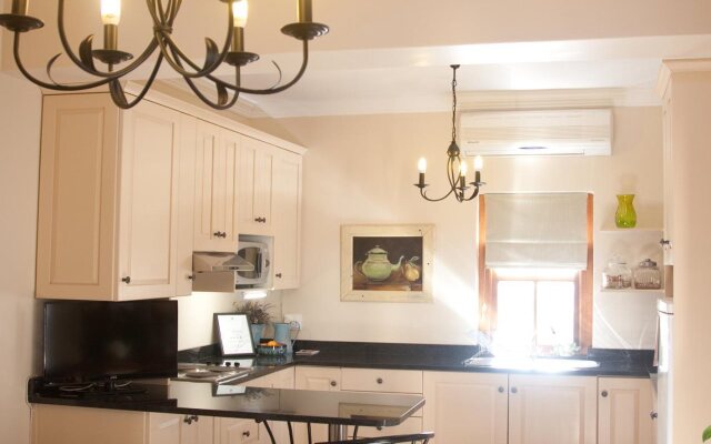 Petit Plaisir is a Romantic Self-catering Cottage on the Side of the Village no1