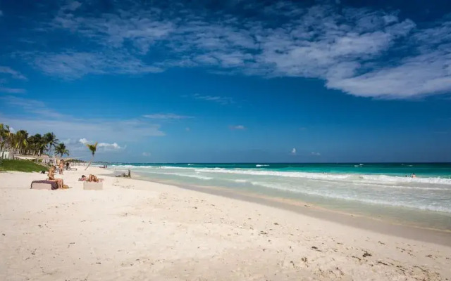 Aura Sunny 1 bedroom suite near beach
