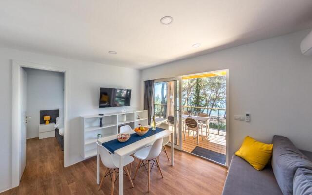 Pine Beach Pakostane Glamping Homes - All Inclusive light