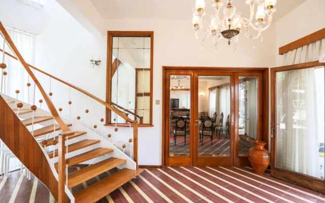 Luxury Mansion in the Heart of Prince Island