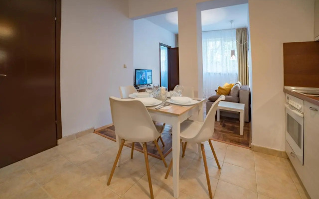 Comfort.Chic.Charming Apt with Terrace near NDK