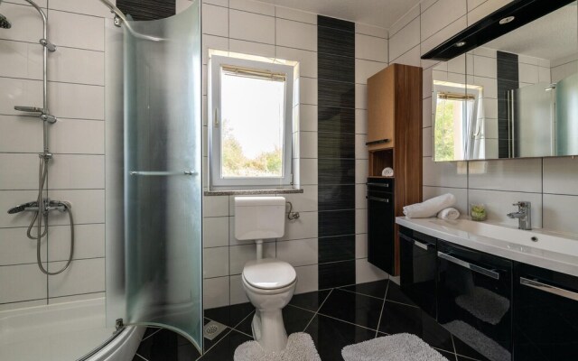 Beautiful Home in Vrecari With Wifi and 4 Bedrooms