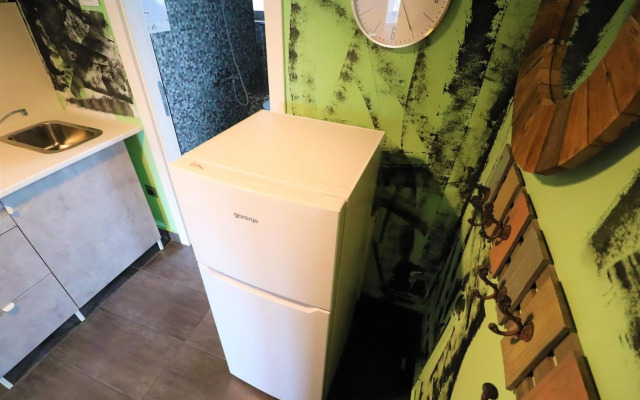 Naomi app,Netflix,between bus and train station