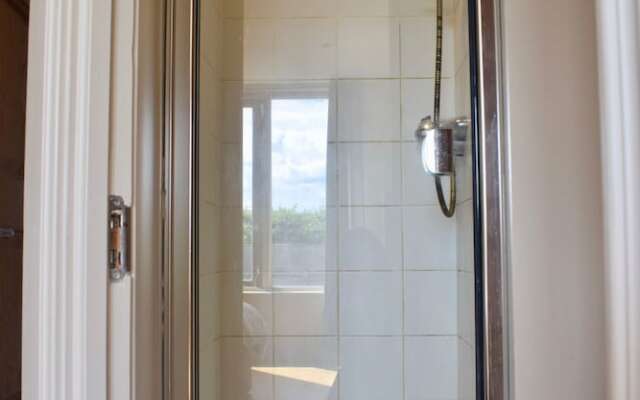 Spacious, Bright & Modern 3 Bedroom Family Home