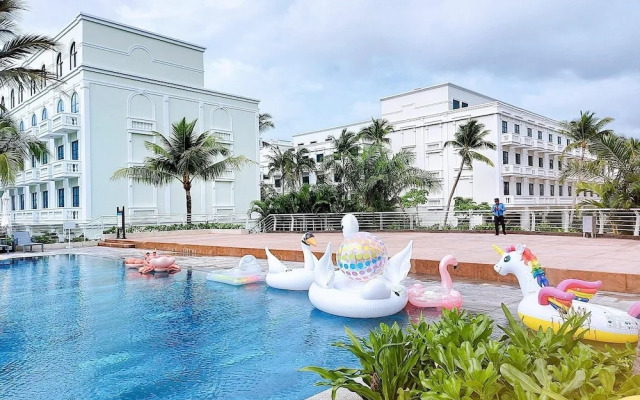 10 Bedroom Apartment 300m From The Sea