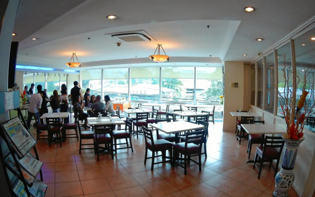 The Golden Peak Hotel & Suites powered by Cocotel