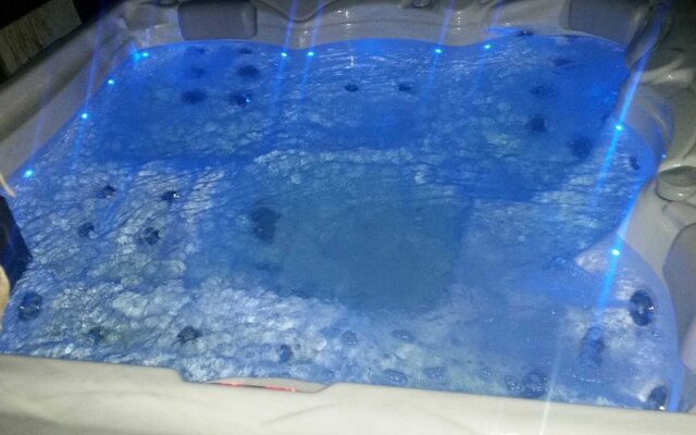 Holiday Home With Outdoor Hot Tub, Near the Sea