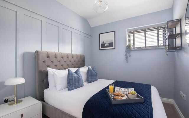 Elliot Oliver - Luxurious Two Bedroom Apartment in The Docks