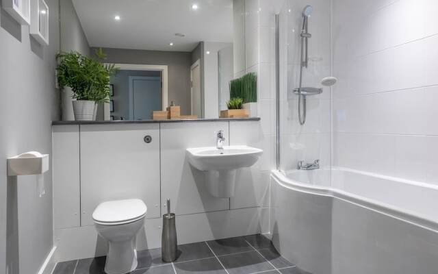 Lovely 2 Bed Flat - Airport/piccadilly Friendly