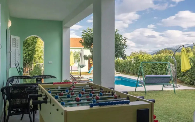 Sunny Escape Holiday Home Dicmo With Pool and Gym