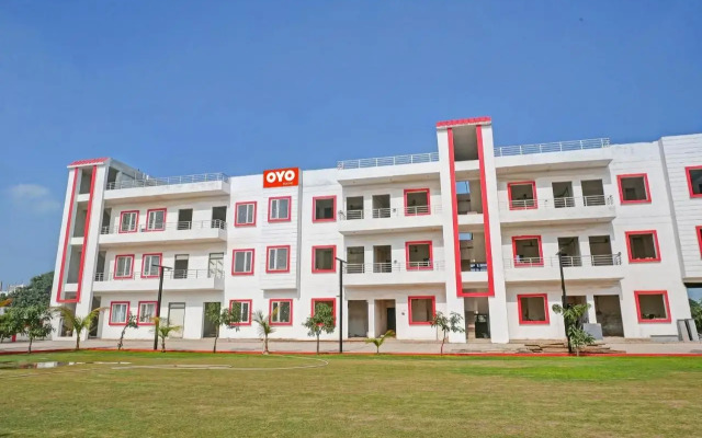 Oyo Flagship 806935 Maharaja Resort
