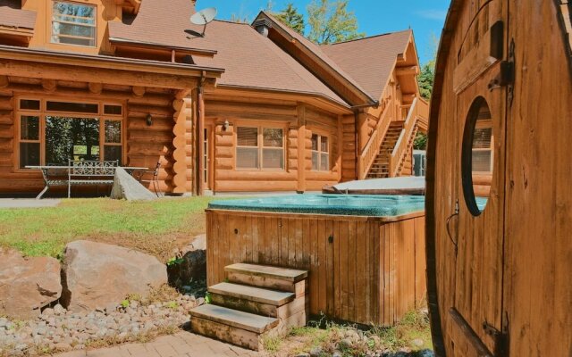 Executive Plus 52 - Beautiful Spacious log Home With Private hot tub Pool