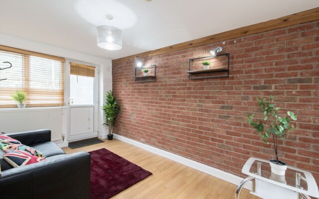 Modern Apartment With Private hot tub & Parking