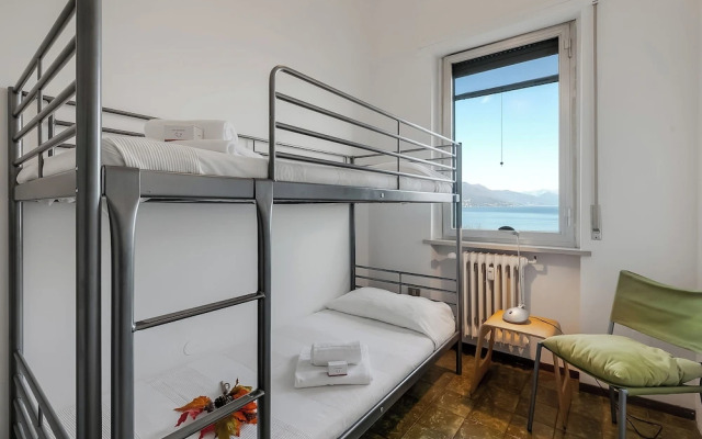 Infinity Lake View Terraced Casa