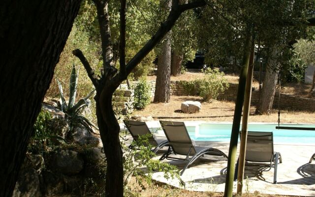 A hidden paradise in the beautiful surroundings of Saint-Remy-de-Provence!