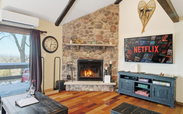 Cozy Camelback, Pocono Retreat w/ Mountain Views!