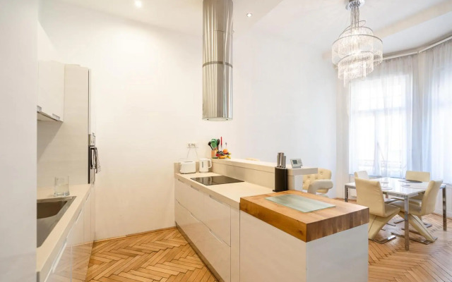 DON'T LOOK any further - Gary's superb apartment