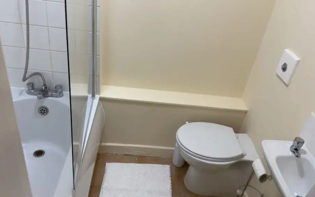 Modern Apt - City Views - Parking - Sleeps 3