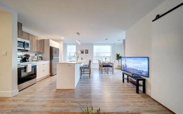 Stylish Modern Condo w Parking Location Coffee