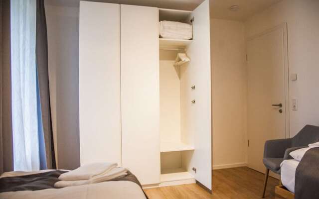 Large Haussee Modern Retreat