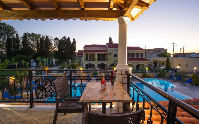 Makis Studios & Apartments