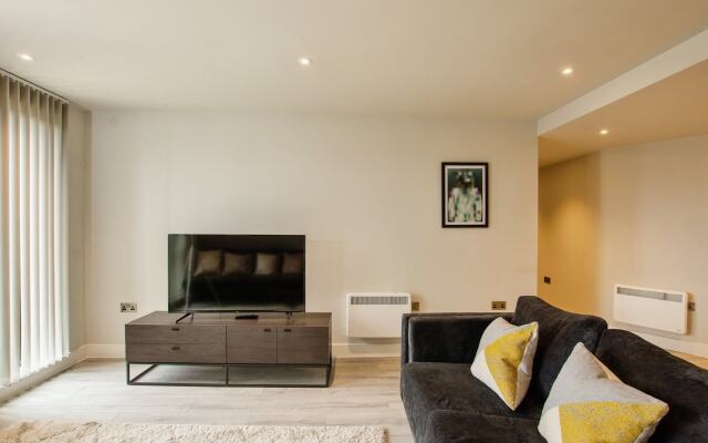 Sleek 6-Guest Apt at St  Martin s  Bham