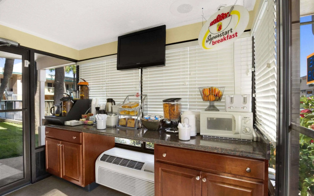 Royal Palace Inn & Suites