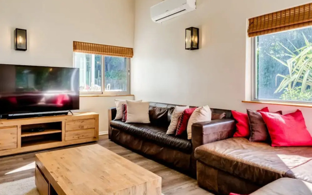 Charming Home With Mountain Views at Rivendell